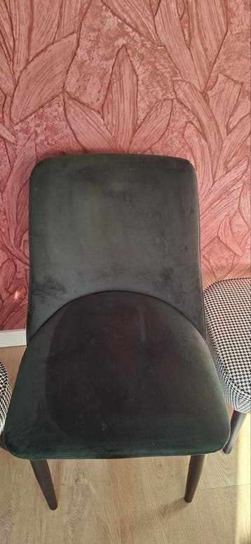 Drie eetkamerstoelen, 2x groen 1x grijs