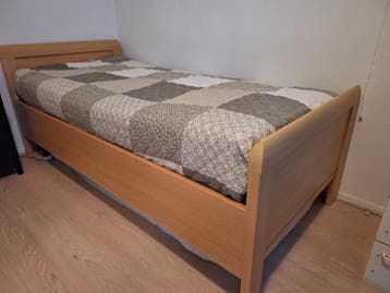 Eenpersoonsbed 90x200 met houten frame