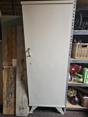 Gratis! Witte kast met planken - diepe ruime kast