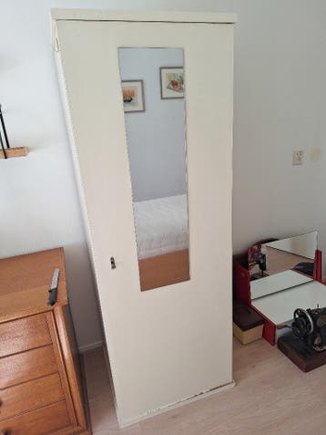 Witte kledingkast met spiegel