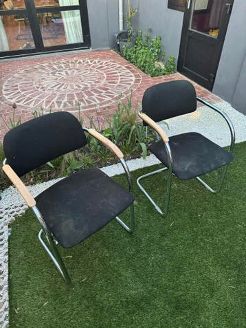 Set van 2 retro stoelen met chromen frame en houten armleuni