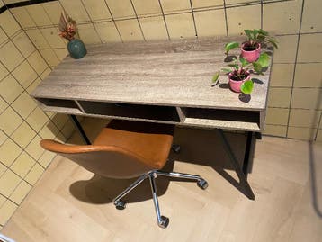 Gratis bureau/tafel en bureaustoel