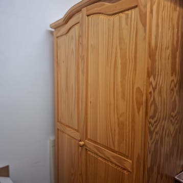 Houten kledingkast met twee deuren