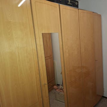 Houten kledingkast met spiegel