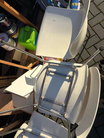 5 witte kunststof stoelen gratis af te halen
