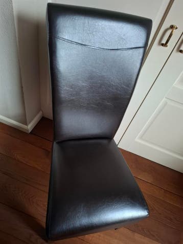 4 nette stoelen lederlook