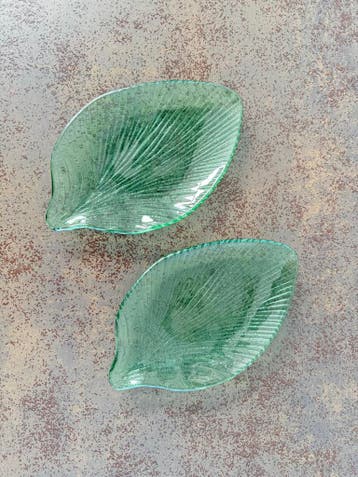 GRATIS: Twee groene glazen schalen in blad vorm