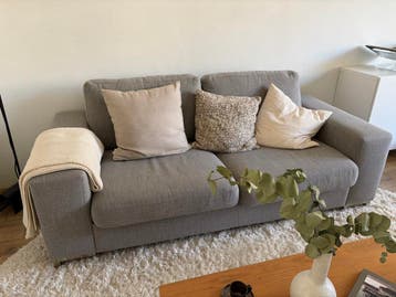 Tijdloze grijze bank - Comfortabel en direct beschikbaar!