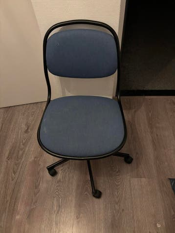 Comfortabele blauwe bureaustoel op wieltjes