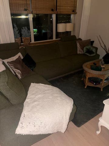 Groene hoekbank met gebruikerssporen