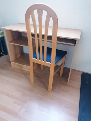 Bureau +bureaustoel in goede staat gratis af te afhalen