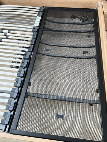 Bedframe 180x210 + latten & spiraalbodem en twee matrassen