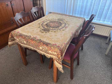 Eetkamertafel met 4 stoelen