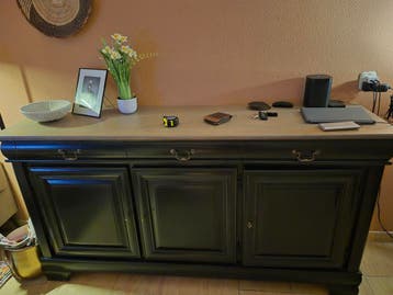 Zwart dressoir met houten blad en 3 deuren