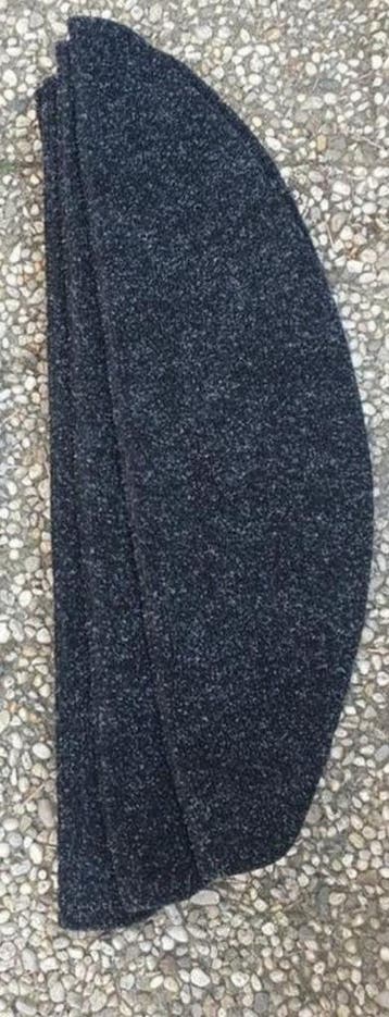 Traptreden halve maan tapijt, zo goed als nieuw