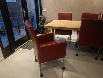 6 comfortabele rode leren eetkamerstoelen met armleuning