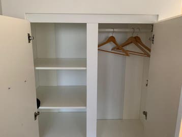 Witte kledingkast met planken en hangruimte