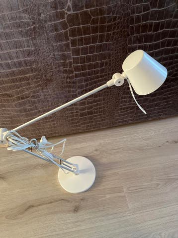 Witte tafellamp met verstelbare arm