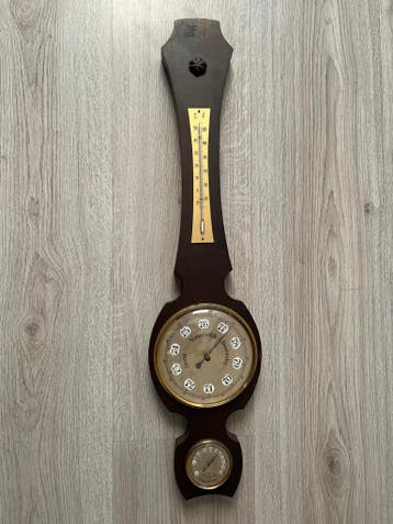 Houten weerstation met barometer en thermometer