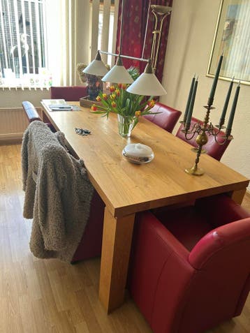 Tafel en 6 leren stoelen