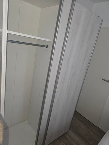 Gratis af te halen: 2 kledingkasten met schuifdeuren