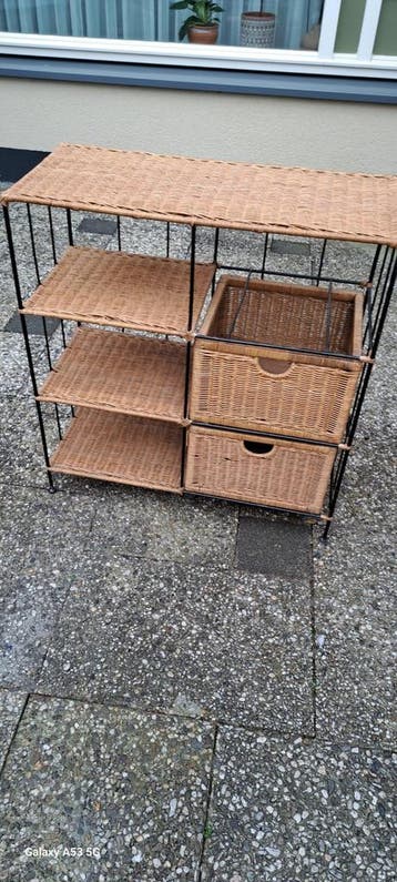 Rotan kastje met lades en planken