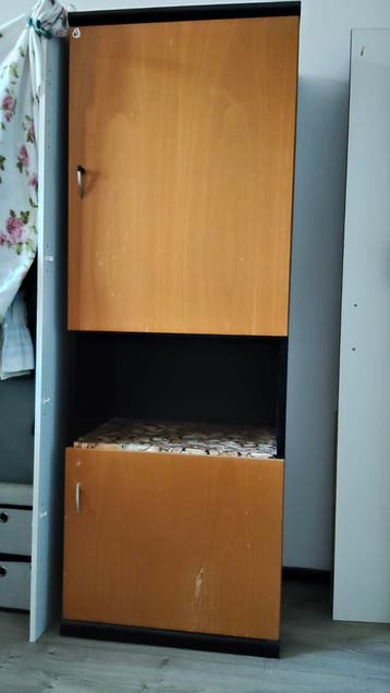 GRATIS! 2-deurs kast zo goed als nieuw - Dordrecht centrum