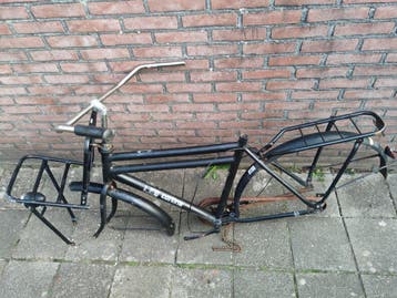 Gratis op te halen: 2 fietsframes + fietswiel (oud ijzer)