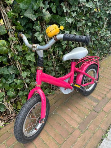 Gratis Roze kinderfiets om op te leren fietsen