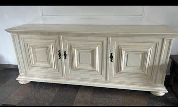 Crèmekleurig dressoir met drie deuren