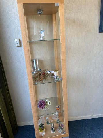 Glazen vitrinekast met verlichting