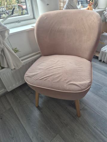 Roze stoel met houten poten