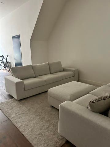 2x 3-zits bank + hocker – licht en modern GRATIS