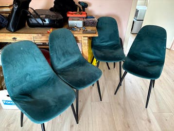 4 groene eetkamerstoelen met zwarte poten