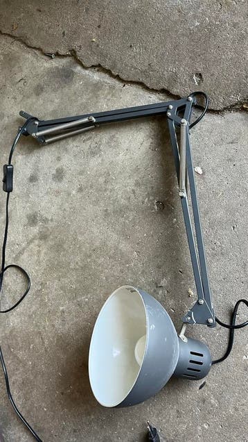 Grijze bureaulamp met houderplaatje