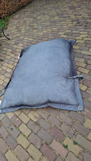 Gratis 2 FATBOY lig/ zitzakken zwart. Verkleurd door zon.