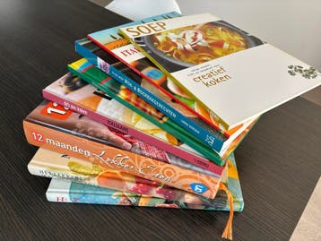 Stapel diverse kookboeken. Gratis. Nu ophalen.