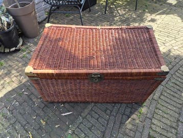 Vintage rieten mand/kist met messing beslag