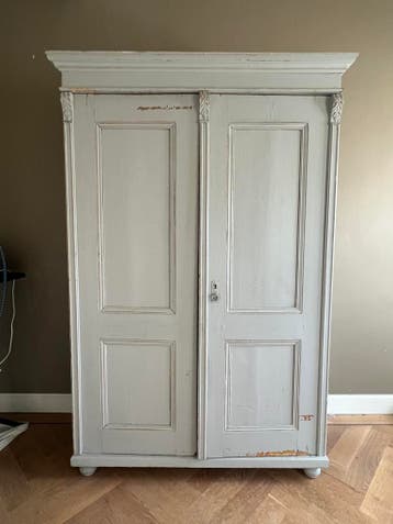 Lichtgrijs/blauwe brocante kast