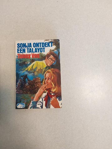 Sonja ontdekt een Talayot - Tonny Vos