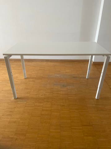 Stevige witte eettafel/werktafel, in hoogte verstelbaar