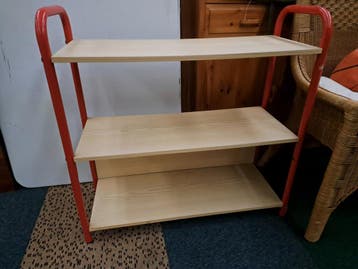 Boekenrek met kleine beschadiging in achterplaat