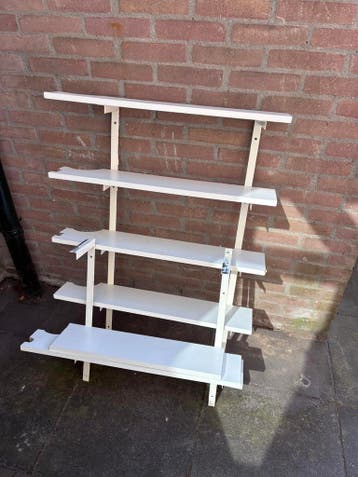 Rek met ondiepe planken