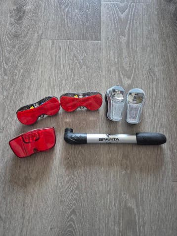 Partij fietslampen en fietspomp