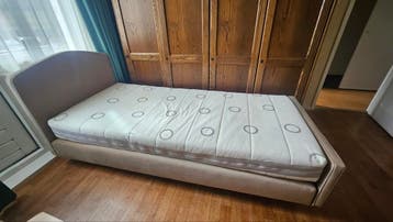 Eenpersoonsbed met matras (210x90 cm) in goede staat