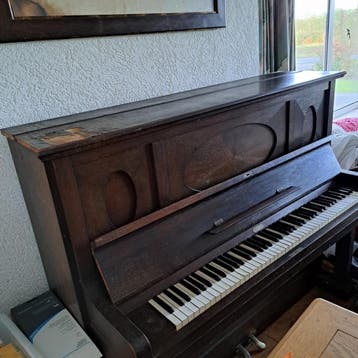 Mooie piano, gestemd en goed werkend, met kleine schade
