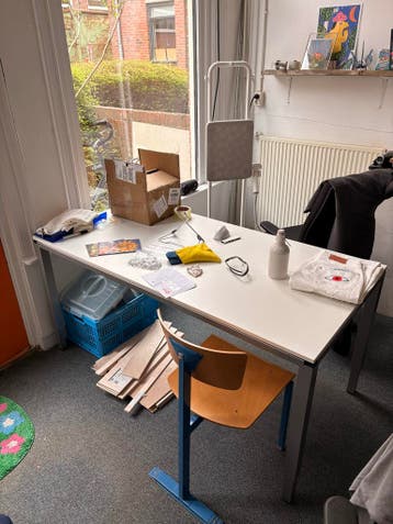 Bureau wit met grijs onderstel