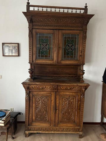 Houten buffetkast met glas-in-lood deuren