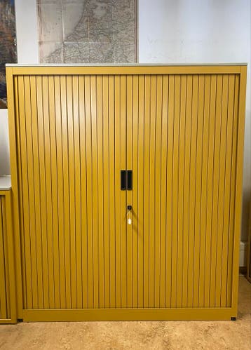 (Gratis) Gele roldeurkast | Qube Side Tambour Cupboard