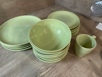 Gratis servies: borden, kommen en mok - ophalen voor 14 uur